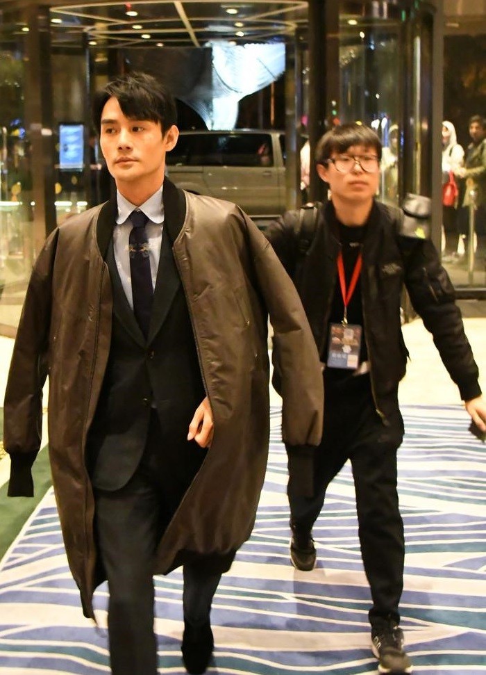 王凯一袭西装身披大衣现身某酒店面无表情酷劲十足