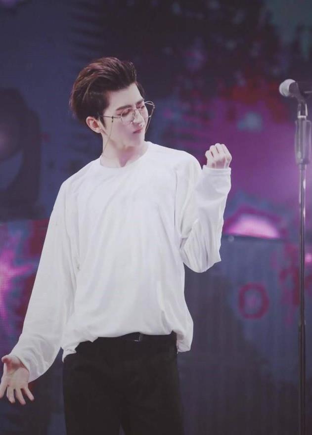 蔡徐坤眼镜杀的正确打开方式, 佩戴眼镜的侧颜文艺范十足!