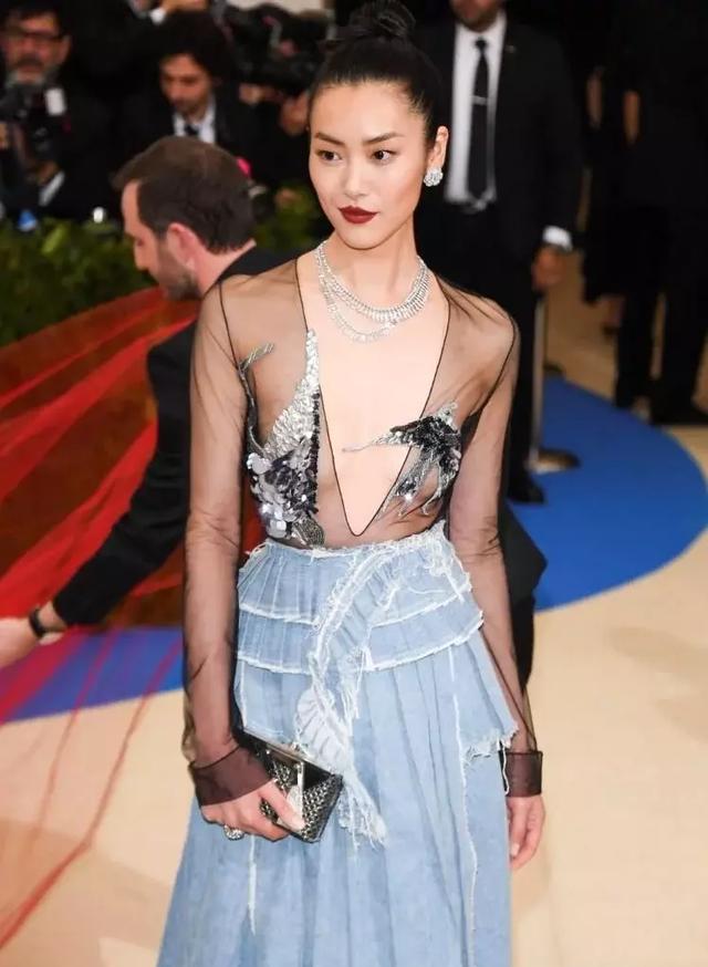 刘雯薄纱透视装实力抢镜,网友:这身材太让很多女孩羡慕了!