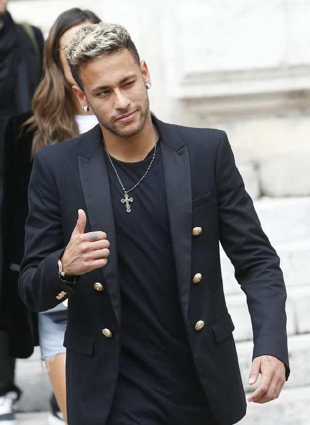 春风得意马蹄疾内马尔潮男装扮帅气逼人迷倒巴西最性感超模