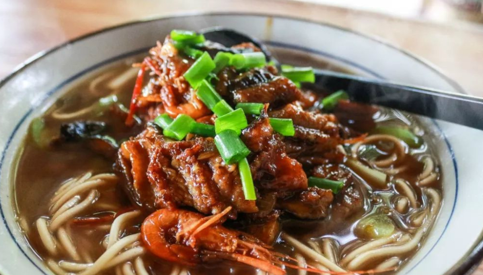 虾爆鳝面的面条柔滑,虾仁洁白,深受广大消费者喜爱