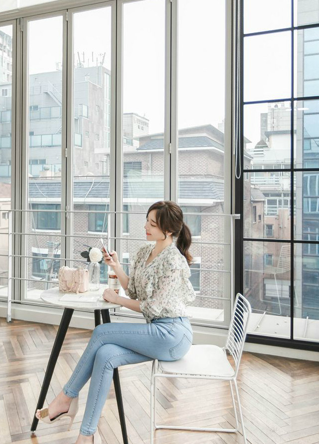 破洞牛仔裤美女模特穿着你的确可以穿出淑女范