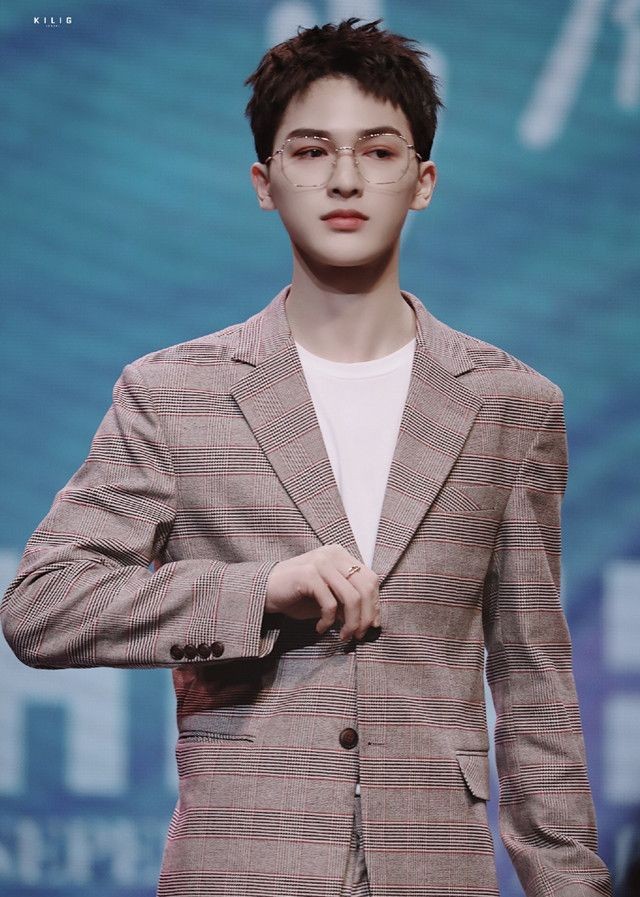 朱正廷现身广州专辑分享会,一头短发眼镜文艺气息十足,清爽简洁