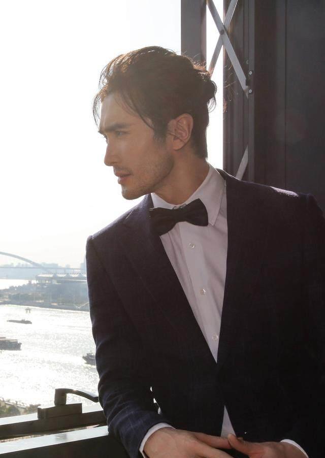 东方卫视品质盛典,男神高伟光留长发,蓄胡茬,为什么造型突变