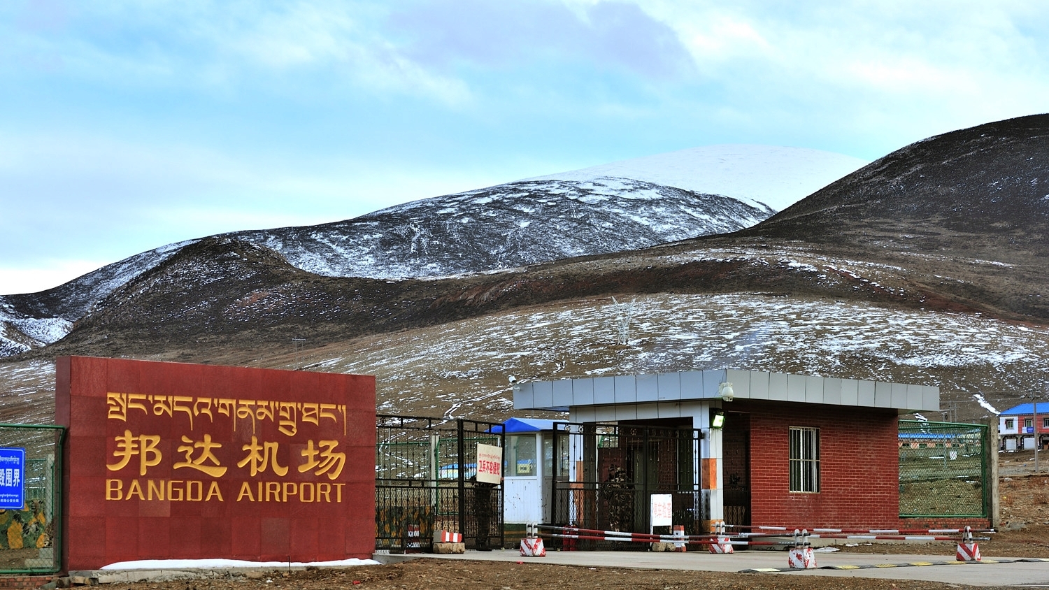 川藏线最容易走错路的乡镇,这里还有一个世界上跑道最长的机场!