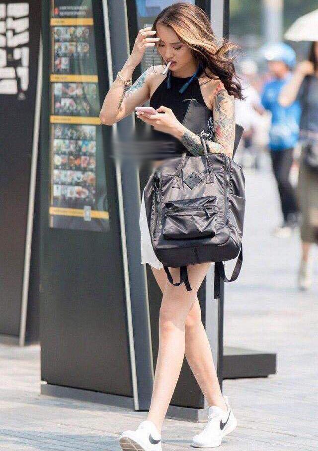 路人街拍纹身女孩霸气侧露够火辣