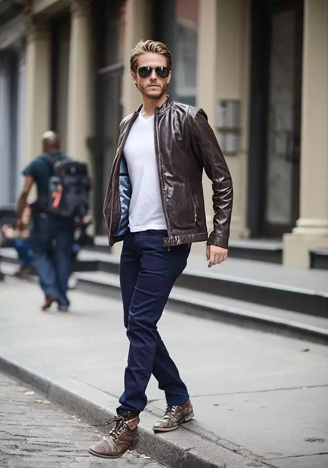 李易峰身穿黑色男士皮衣搭配深灰色的长裤,搭配白衬衫的领带,有型有款