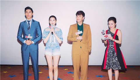 关晓彤出席发布会的时候都穿的是平底鞋,旁边的刘畅是男模身高将近190