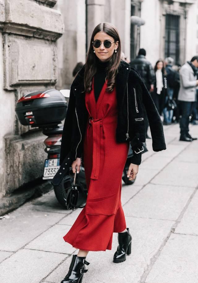 除了丝绒上衣外,酒红色丝绒阔腿裤也很有质感,上身搭配黑色单品完全