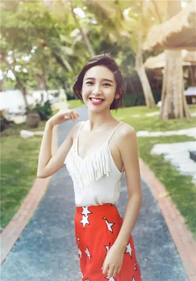 她笑起来有酒窝她笑起来甜甜的