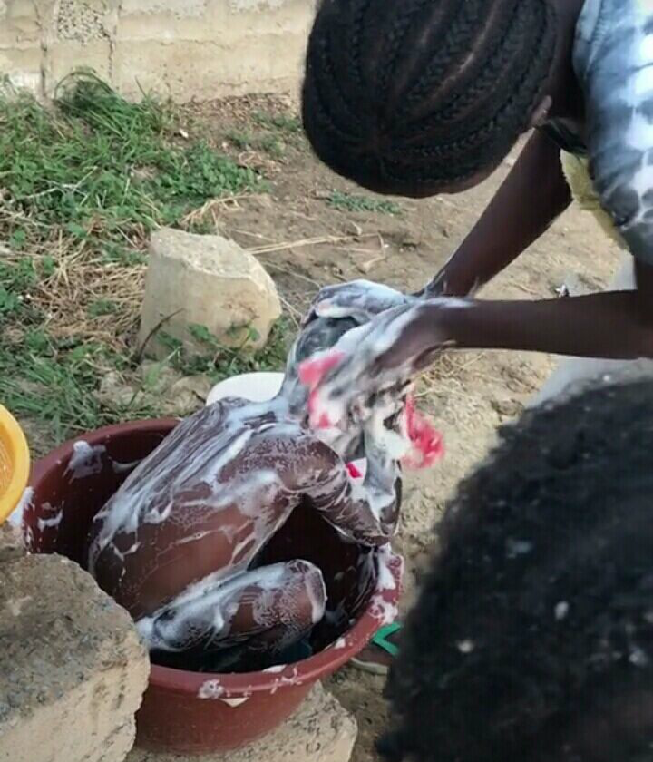 非洲宝宝洗澡真是受罪,这样洗澡孩子眼睛不会难受吗