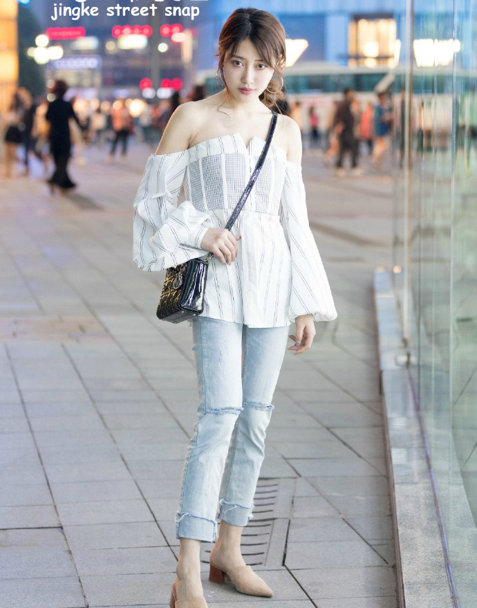 街拍重庆美女,第一个不错,短款上衣配牛仔裤,时尚大气