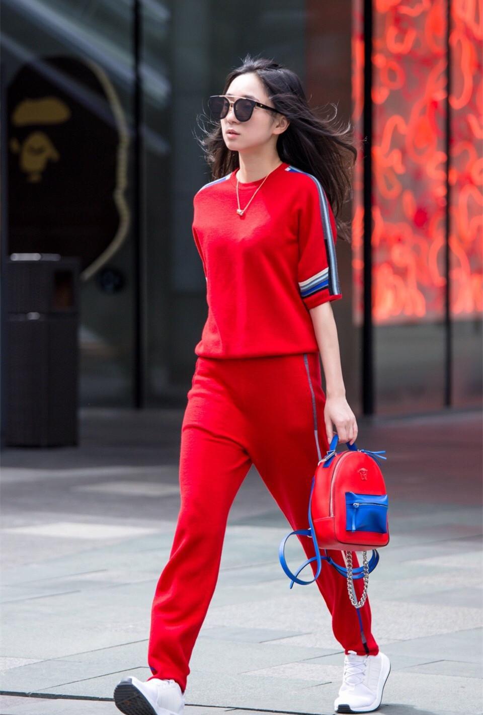 街拍红色运动服活力少女, 这样的穿搭很适合做某些运动
