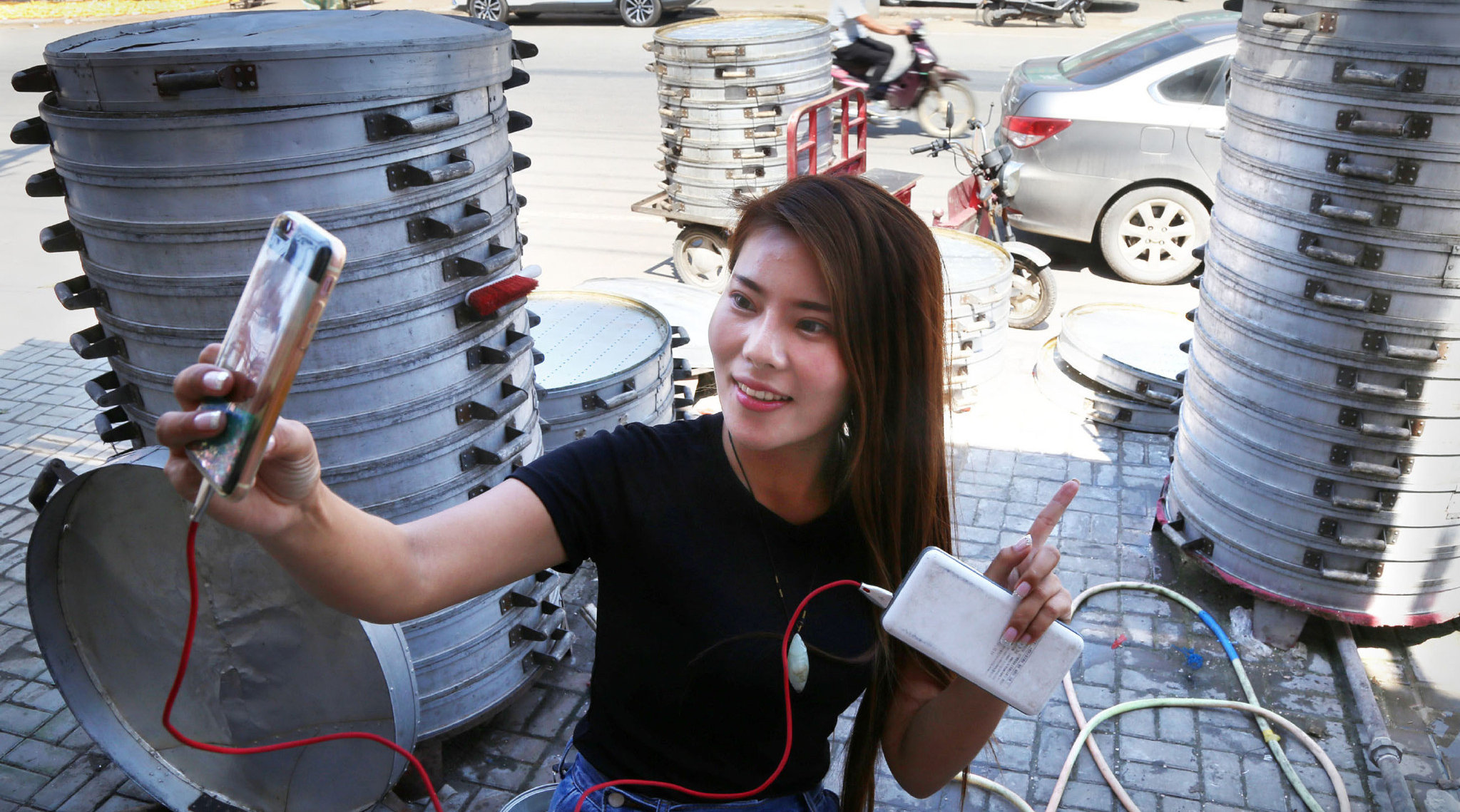 90后美女心疼父母赚钱辛苦街头摆摊3年,月卖10万个馒头