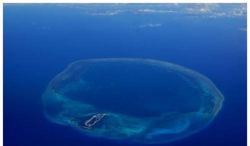 东沙环礁岛上铺设有机场跑道,房舍,宽敞的道路,地下据点以及绿化的农