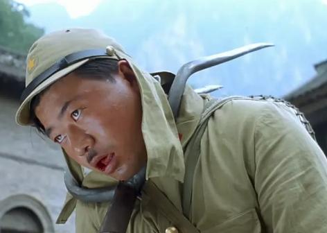 《举起手来》这是一部很老的喜剧电影了,印象最深的应该是潘长江的