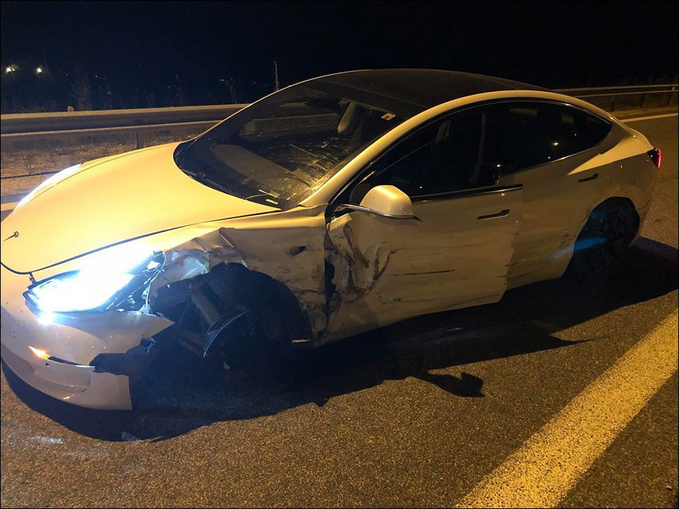特斯拉model 3从美国到希腊:高速公路出事故,怪自动驾驶惹的祸