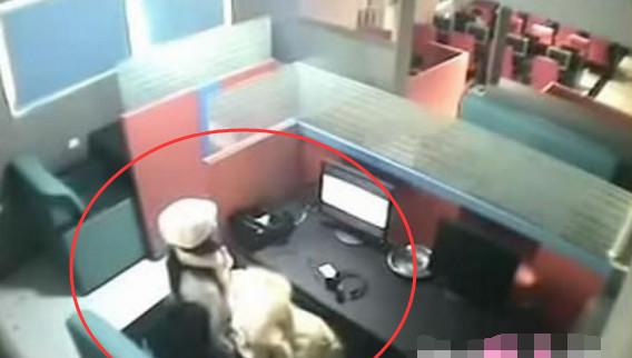 小情侣在网吧里做事情全程被监控拍了下来