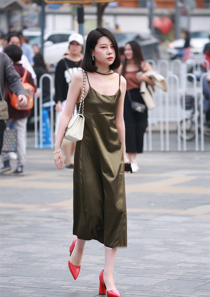 街拍:气质美女打扮有水准,简单连衣裙就能穿出别样风情魅力!