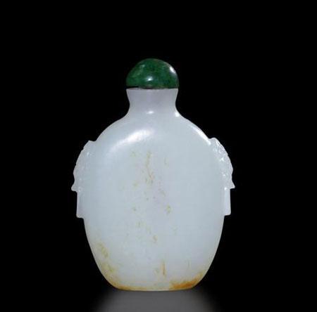 上层社会中皇亲宦官,八旗子弟,蒙王臣竞相以闻鼻烟及烟壶为时髦风尚.