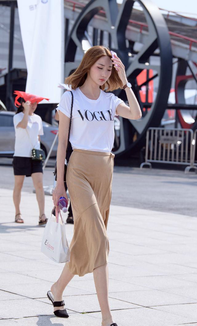 街拍,图二美女身穿淡粉色开叉裤加紧身上衣,更显熟女性感韵味