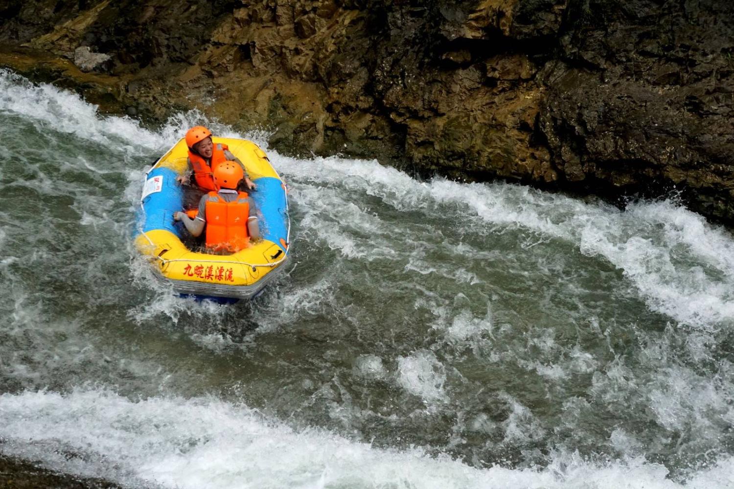一路尖叫欢笑, 3000多名游客湖北九畹溪水上体验激情漂流