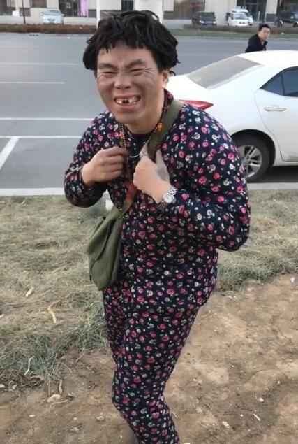 早上排队买了一个鸡蛋饼!