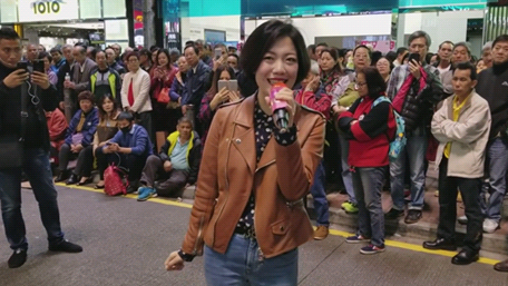 街头艺人小龙女演唱歌《姑娘十八一朵花 旧梦何处寻》好听了