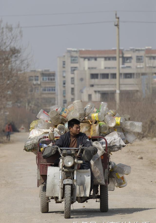 春节过后收废品的都忙的热火朝天