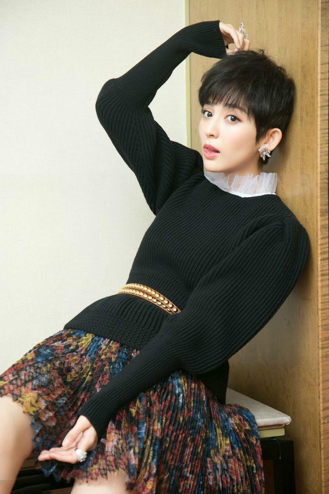 娜扎剪了短发,身穿格子套裙,穿衣搭配风格也越来越好了