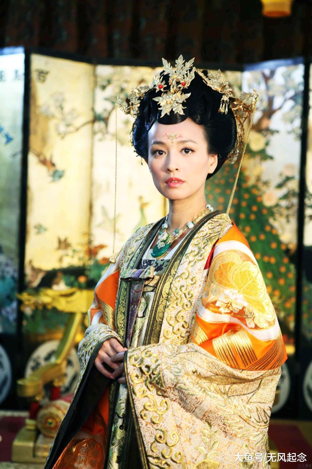 她4岁入宫, 通过认妹妹为干娘爬上龙床, 直到60岁才被封为贵妃