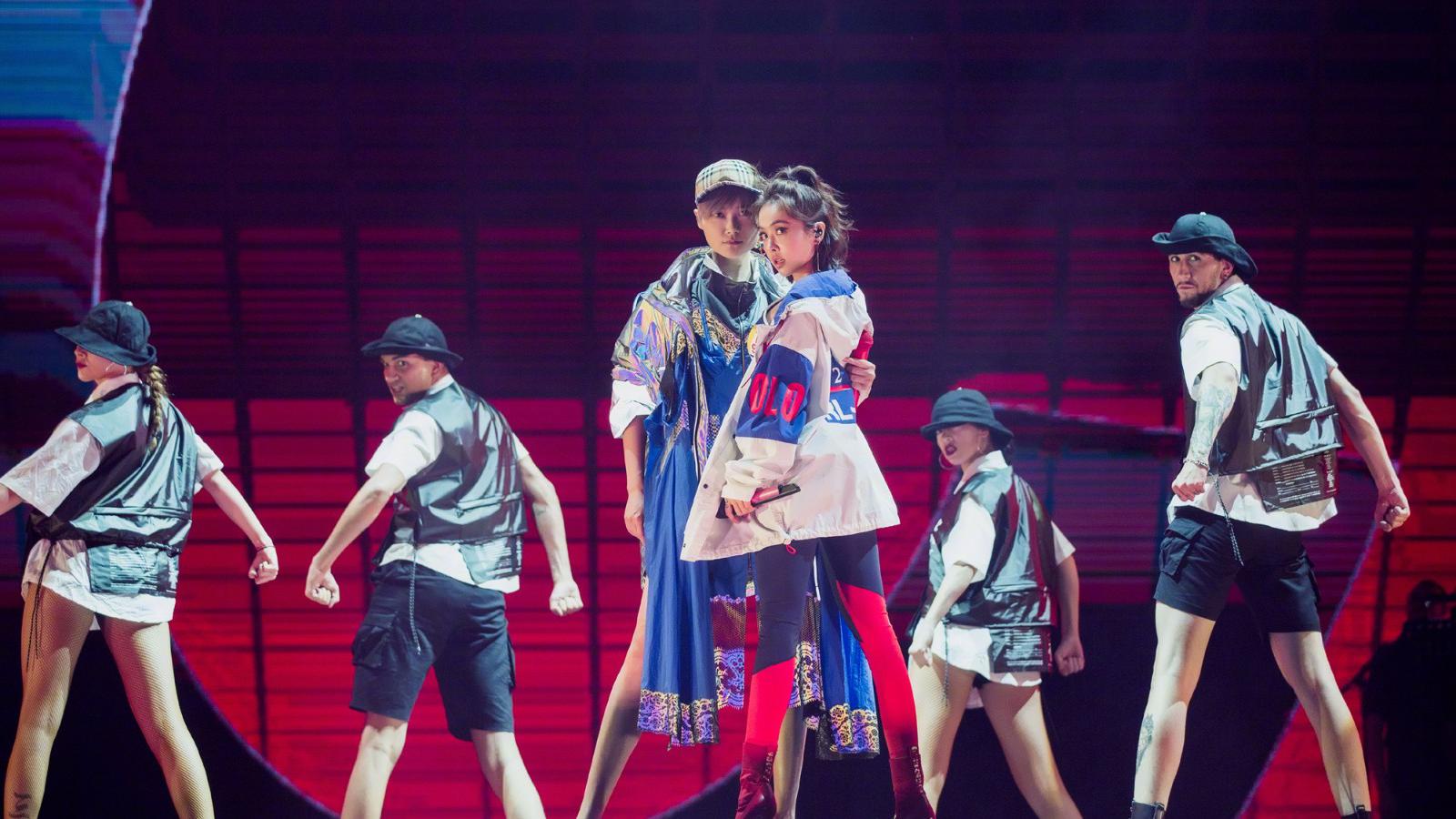 李宇春北京演唱会上演唱《日不落》,蔡依林惊喜现身花式比心!