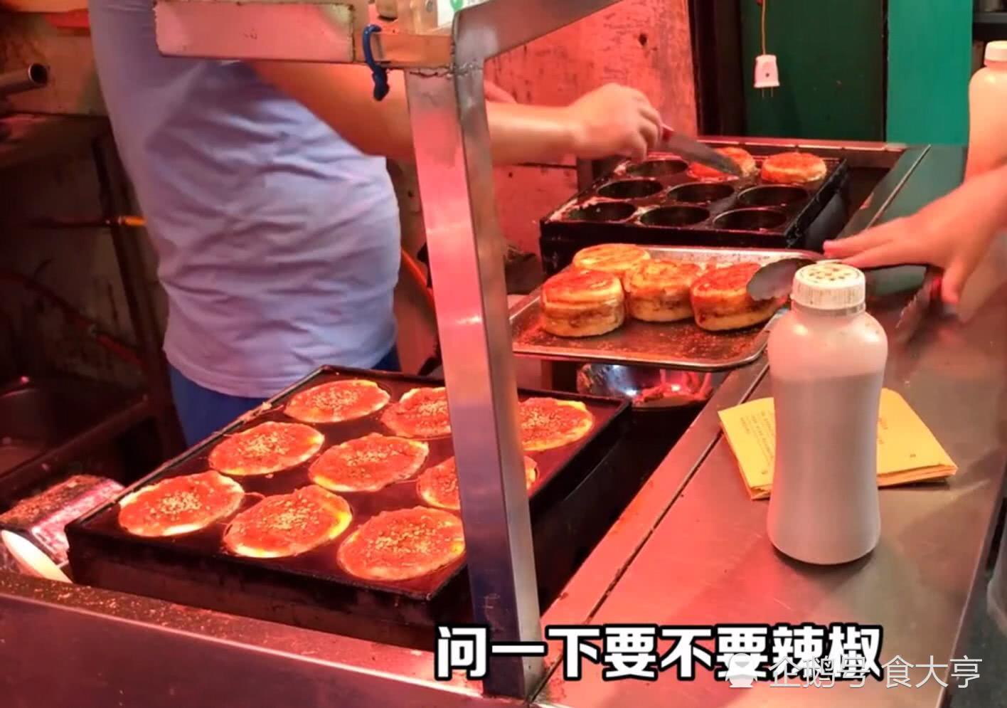 实拍:南京街头小吃"鸡蛋汉堡",2个鸡蛋1层猪肉饼卖7块钱