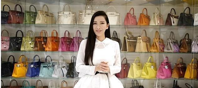 在20岁的时候,在一次飞行途中和一位印尼富商相识而陷入了热恋,最终