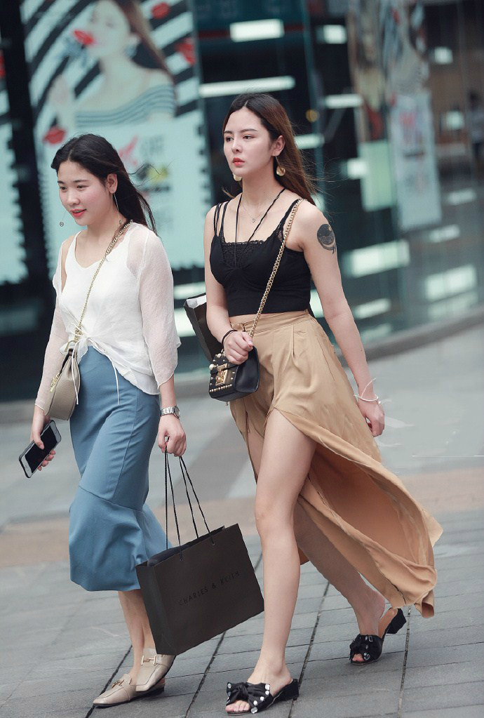 街拍美女的黑色搭配好经典为步行街上增添一缕神秘感