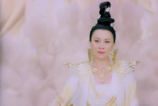 不需要浓妆,以优雅笑容就能迷倒粉丝,西王母(刘嘉玲饰演)蟠桃园的主人