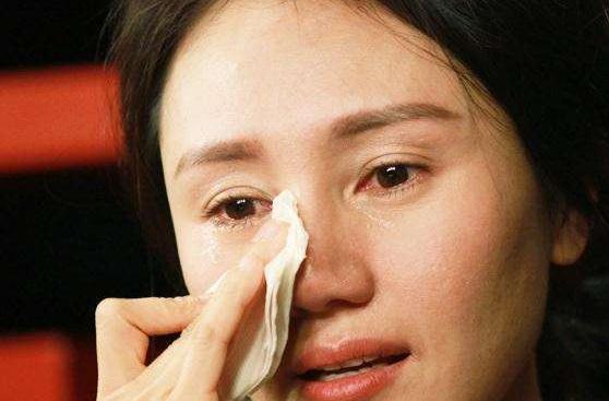 家中钱总不翼而飞, 母亲用计将8岁女儿抓住, 女儿的话让母亲哭了