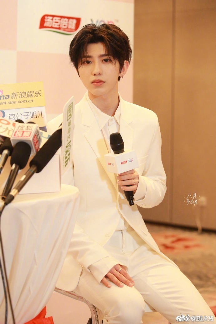 蔡徐坤接受媒体采访,身着纯白色西装,帅气如白马王子
