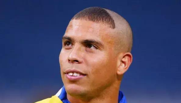 洗剪吹,来做个头发呗,细数足球场上的雷人发型,别把饭喷出来