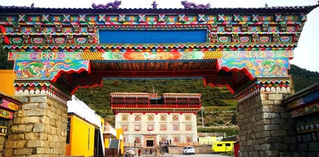 正文                 遇朝圣的慈诚巴登一家   他们是德格县玛尼干戈