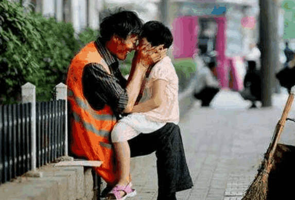 直击心灵! 催人泪下的8张感人图片