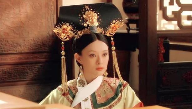《甄嬛传》孙俪最美的一款旗头, 搭配这三套服装都很漂亮!