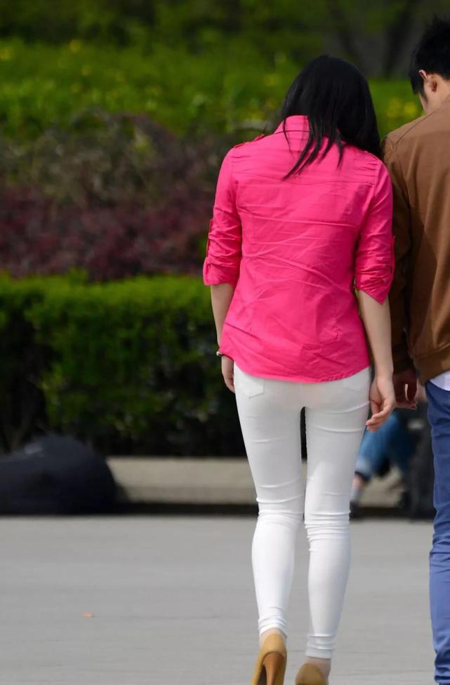 白色紧身裤配粉红色衬衫,青春妹子轻松搭配出靓丽的背影