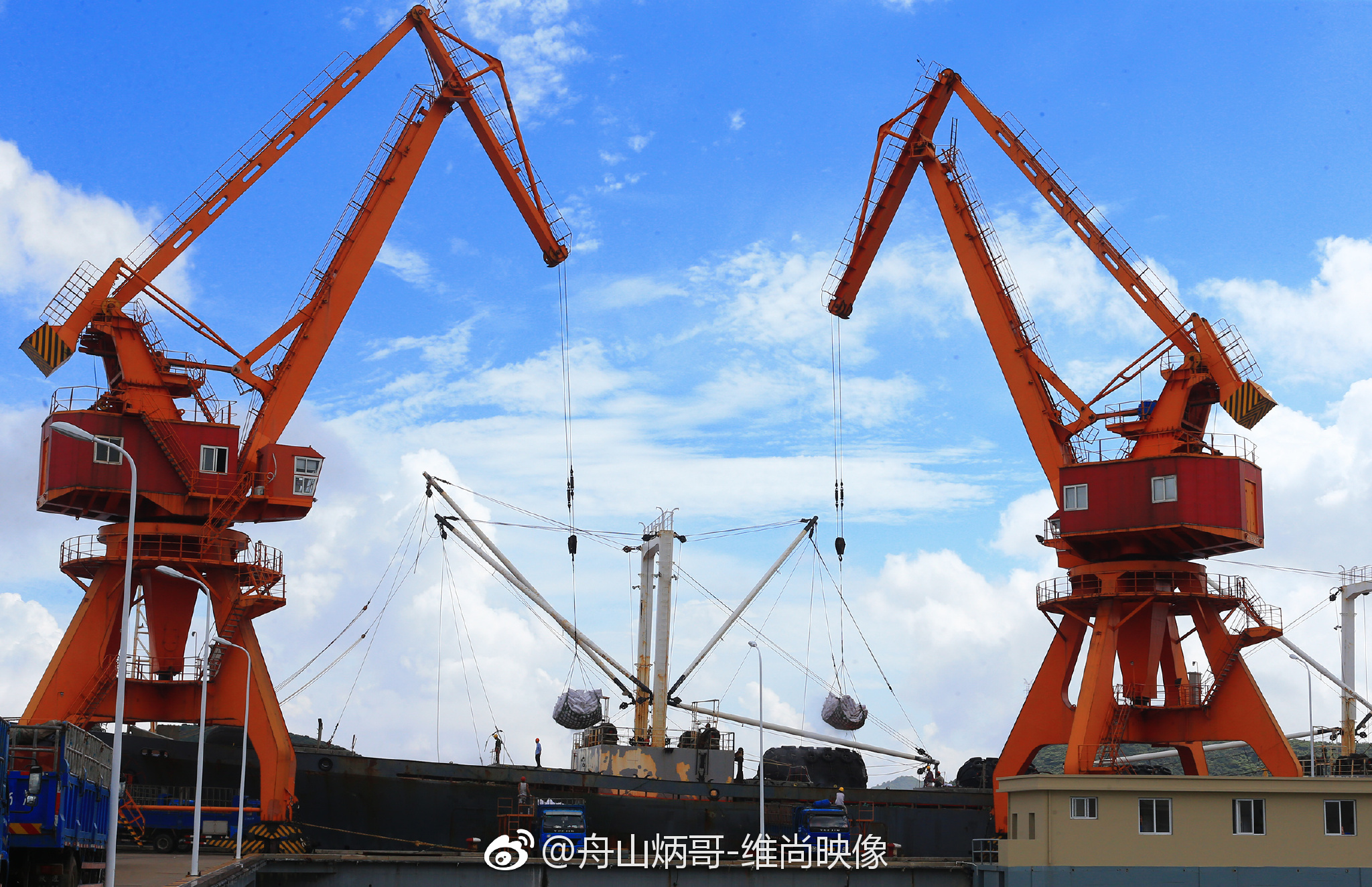 西码头中心渔港卸鱼货忙