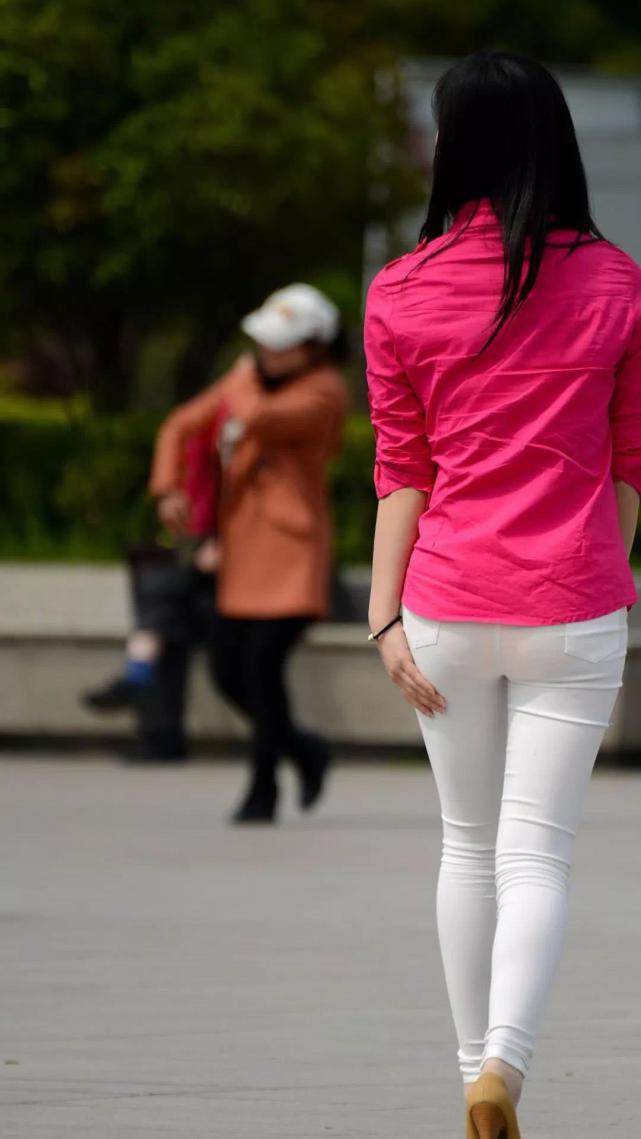 白色紧身裤配粉红色衬衫,青春妹子轻松搭配出靓丽的背影
