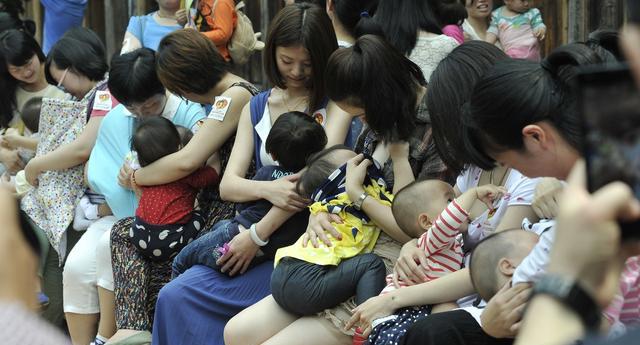 尴尬也会伴随而来,但是不喂,宝宝哭闹着实让宝妈心疼.