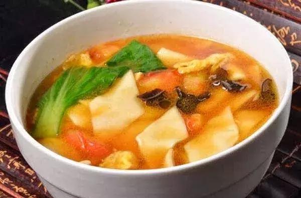 9,寸寸面青海人亲切的称为"寸寸儿",手擀汤面,它是用小麦面调成较硬的