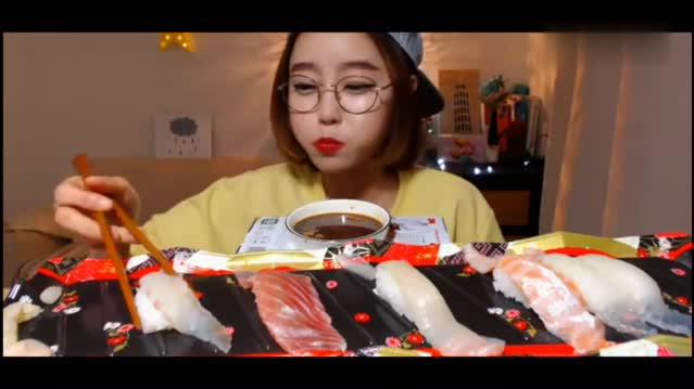 韩国大胃王美女欧尼吃生鱼片寿司,加点芥末蘸点醋味道太完美了!