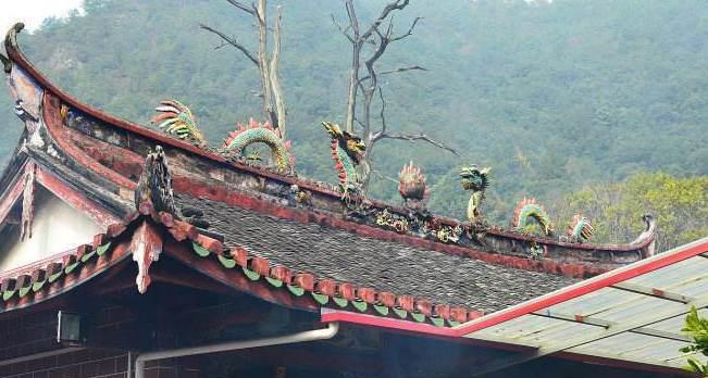 这座千年古寺,寺有“三绝”,两棵古柏,一荣一枯,一生一死!