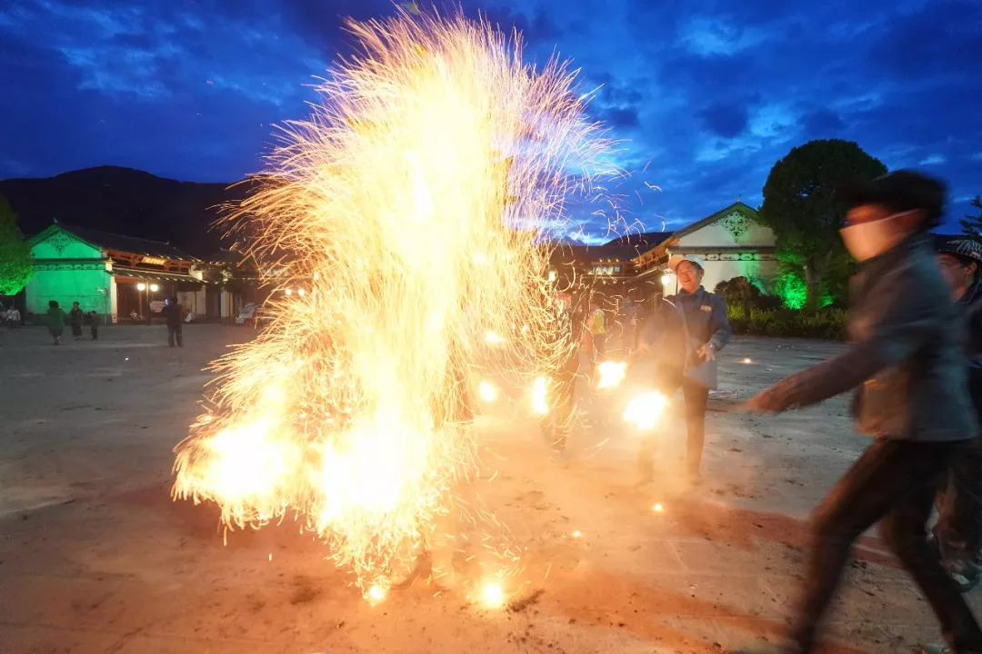 剑川古城火把节在火焰里狂欢到深夜